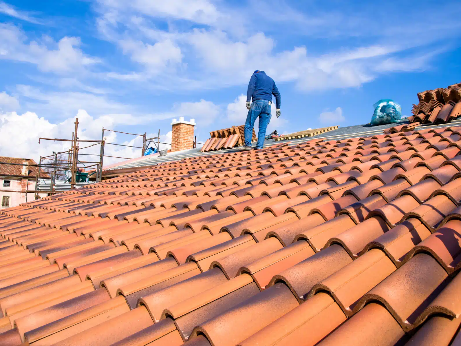 Le coût de la rénovation de toiture : facteurs clés et durée des travaux